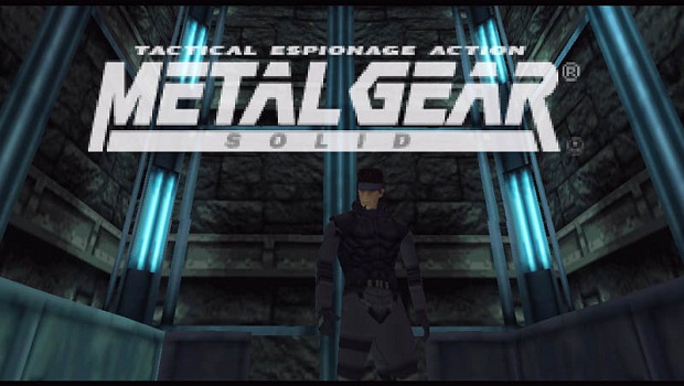 Metal Gear Solid Solid Snake dans un ascenseur avec l'écran titre du jeu