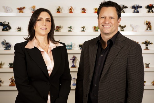 Stacey Sher et Nick van Dyk posent devant des figurines Skylanders