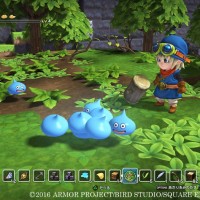 Dragon Quest Builders héros avec un maillet affronte plusieurs gluants qui fusionnent