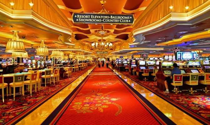 Une grande allée typique d'un casino à Las Vegas