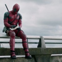 Deadpool assis sur l'autoroute