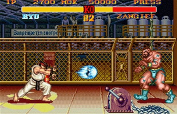 Ryu lance un Hadoken sur Zangief dans Street Fighter II' 