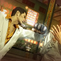 Yakuza 0 Kazuma donne un coup de poing américain à un gangster