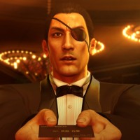 Yakuza 0 Majima est habillé en hôte et donne une carte de membre