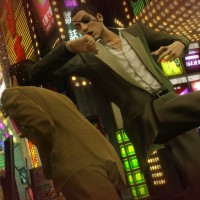 Yakuza 0 Majima donne un coup de coude dans la nuque d'un loubard