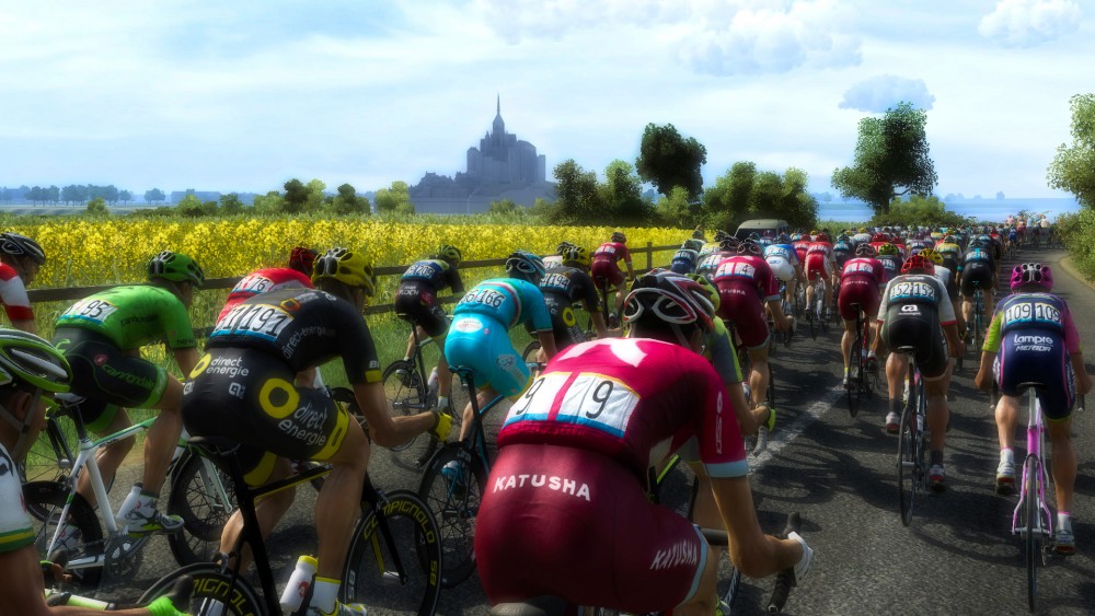 Peloton dans Le Tour de France 2016 avec vue sur le Mont St Michel