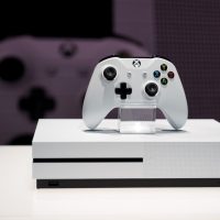 La Xbox One S en vitrine lors de sa présentation