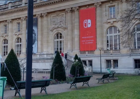 L'entrée du Grand Palais aux couleurs de la Nintendo Switch