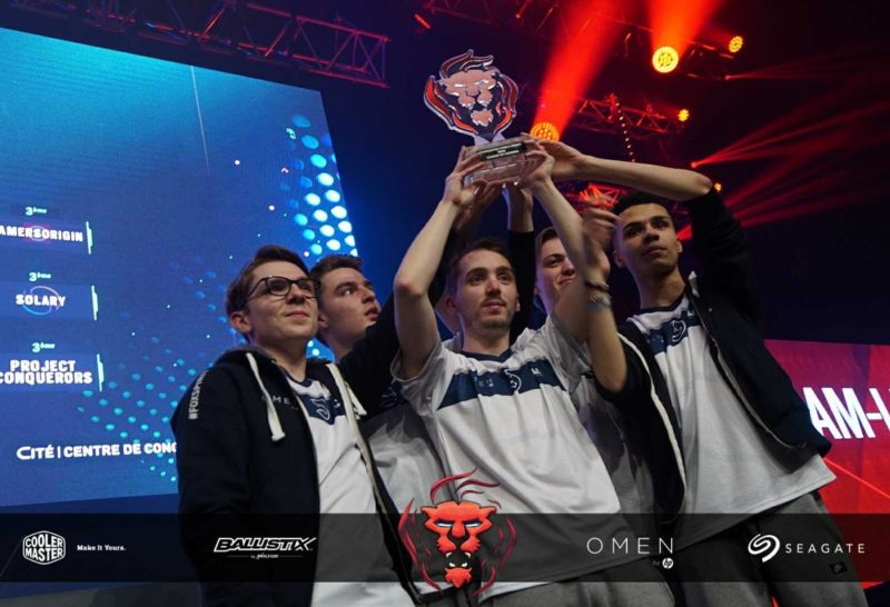 LDLC champion lol de Lyon Esport tient la coupe du championnat