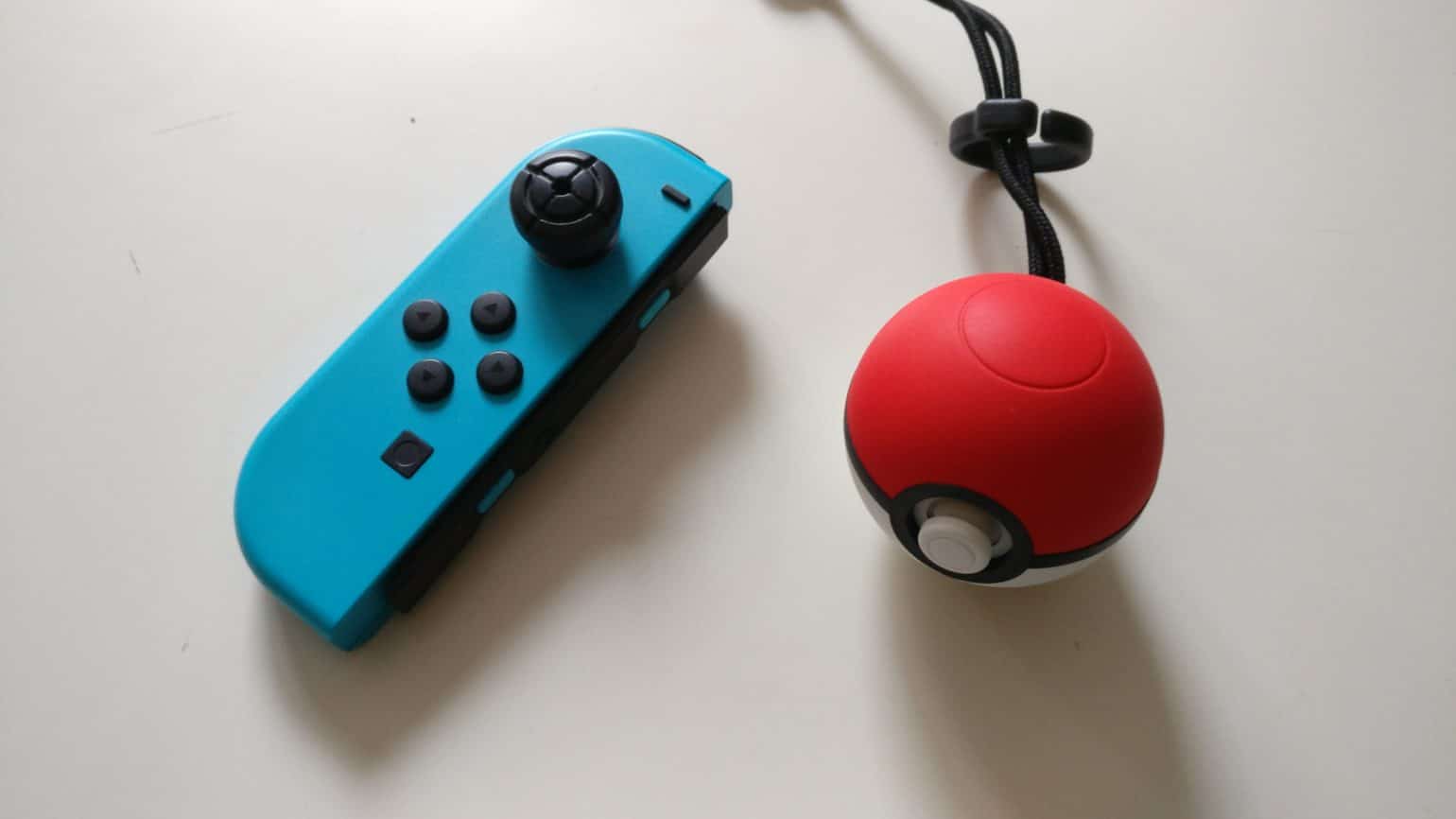 Nintendo Switch Edition Pikachu et Evoli - Joy-Con et Poké Ball Plus