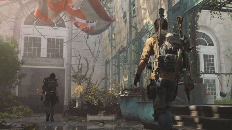 The Division 2 - duo entrant dans un bâtiment