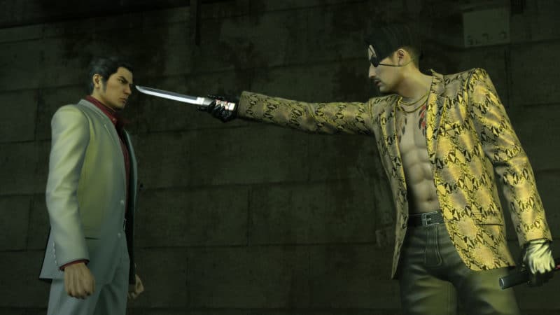 Yakuza Kiwami : Majima Goro menace de son couteau Kazuma Kiryu