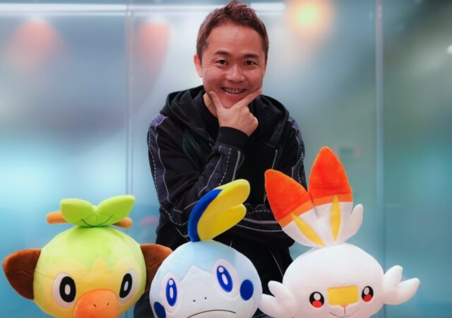 Junichi Masuda en face de peluches des starters de la 8G