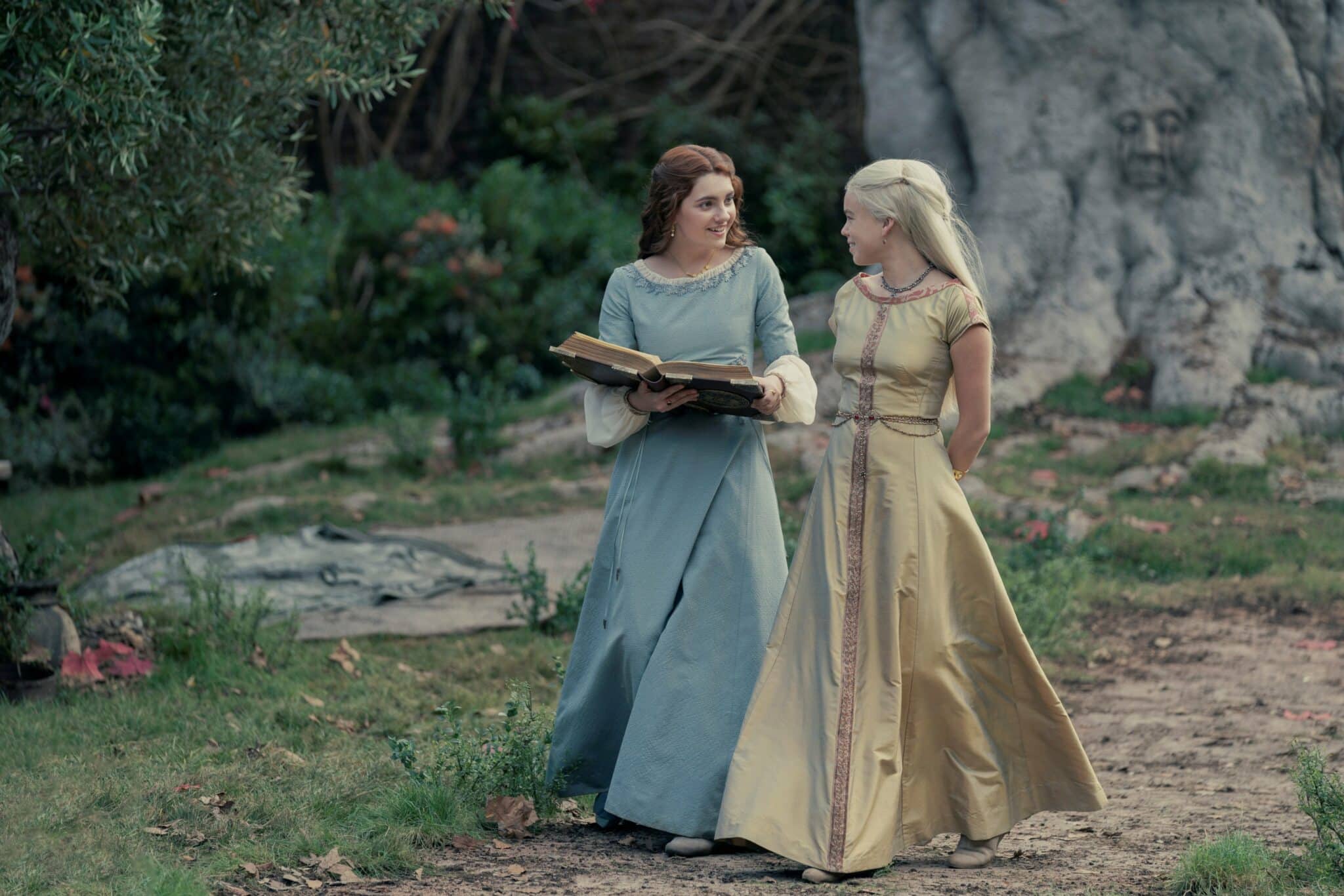 Rhaenyra et Alicent dans les jardins du Donjon Rouge