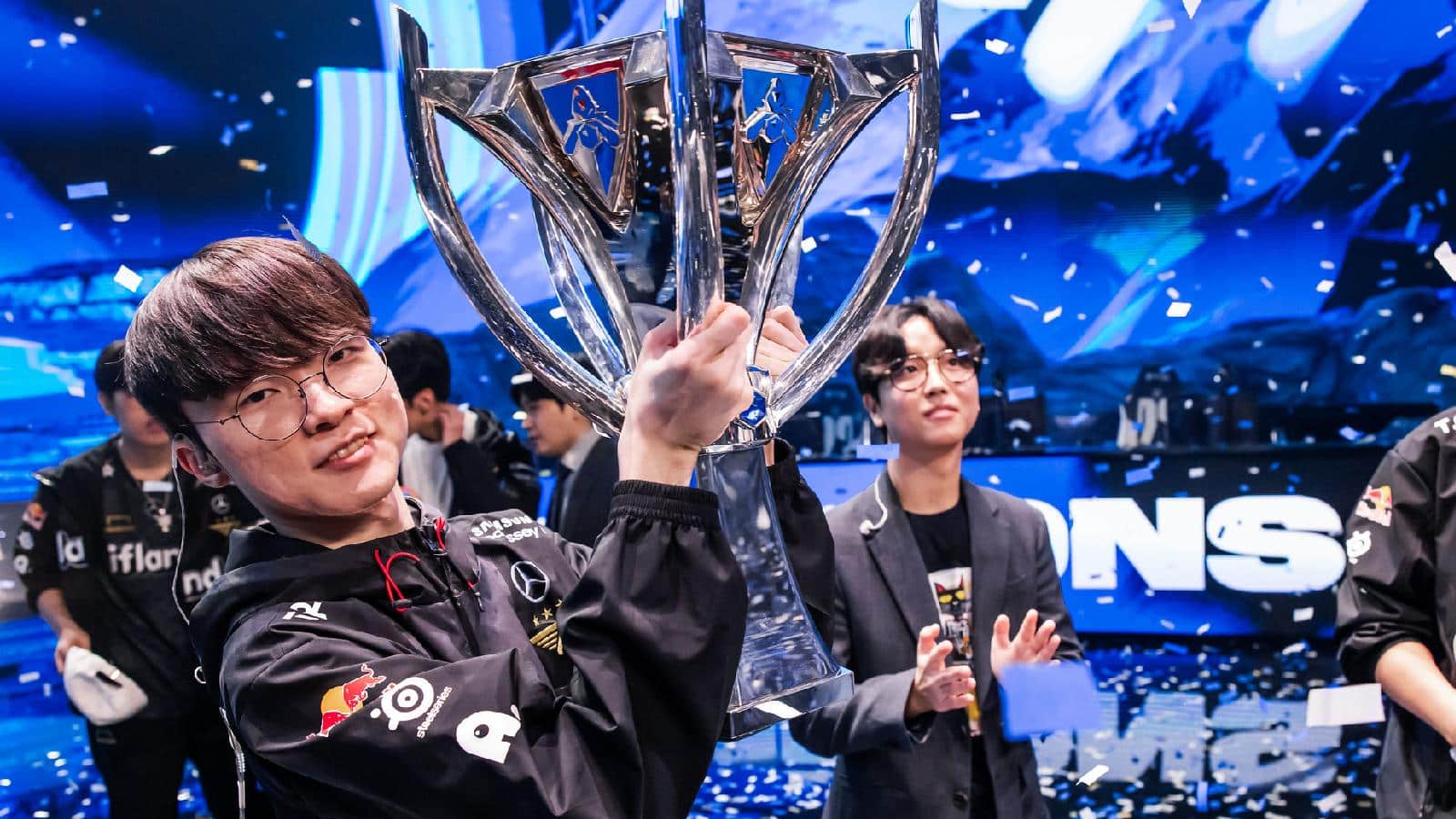 Faker 2023 trophy lift